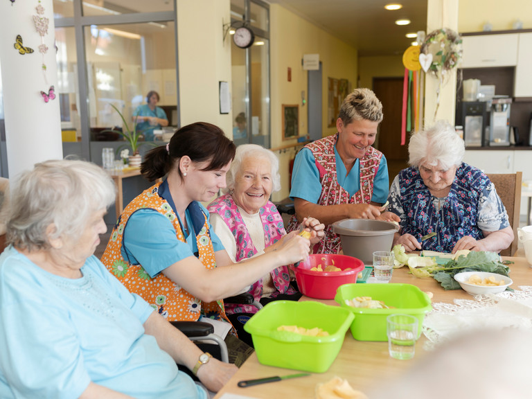 Bewohnerinnen schälen mit Pflegekräften Kartoffeln - Immanuel Haus Ecktannen in Waren Bewohnerinnen schälen mit Pflegekräften Kartoffeln - Immanuel Haus Ecktannen in Waren