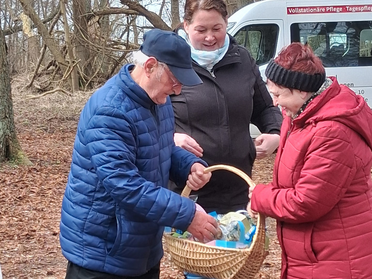 Seniorinnen und Senioren aus der Tagespflege bei einem Osterspaziergang im Wald mit gefülltem Osterkörbchen Seniorinnen und Senioren aus der Tagespflege bei einem Osterspaziergang im Wald mit gefülltem Osterkörbchen