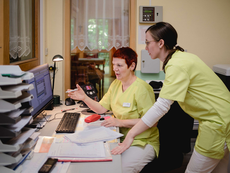 Zwei Pflegekräfte schauen auf PC - Immanuel Haus Ecktannen  Zwei Pflegekräfte schauen auf PC - Immanuel Haus Ecktannen