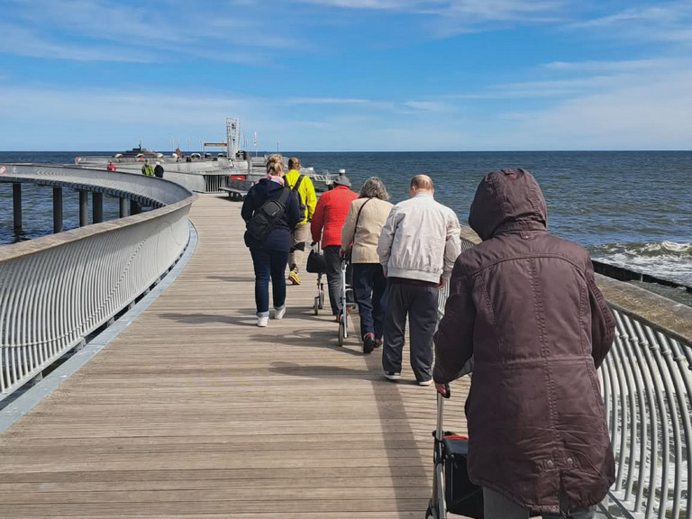 Reisegruppe auf Seebrücke unterwegs Reisegruppe auf Seebrücke unterwegs