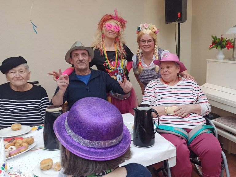 Fasching verbindet – Mitarbeitende und Bewohner feiern gemeinsam Fasching verbindet – Mitarbeitende und Bewohner feiern gemeinsam